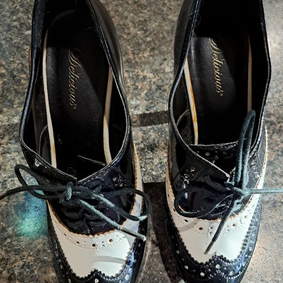 Vintage Inspired Black and White Women's Heels - Picture 2 of 4